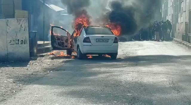 A driver jumped out of this sedan after it caught fire while moving on the #Dehradun Saharanpur highway today 
#burningcar https://t.co/9SVDuyFF1N