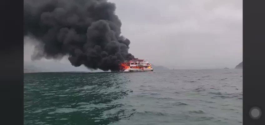 2nd boats on fire on Saturday. https://t.co/zgbPpN7u01 https://t.co/bSNTEaBMoQ