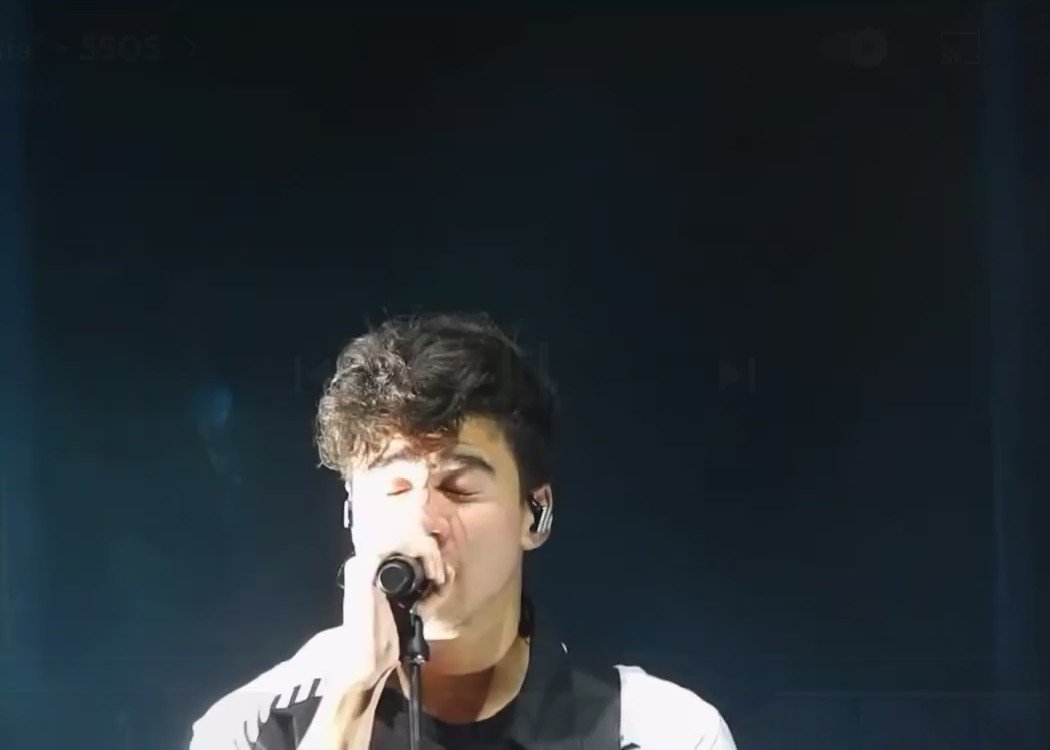 Happy birthday calum hood ily since day one 