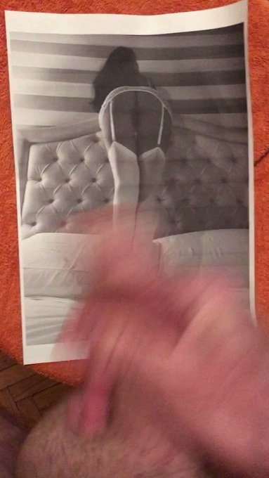 Vuoi un mio #CumTribute a richiesta su una VIP o tua moglie/fidanzata, amica, collega...? Iscriviti al