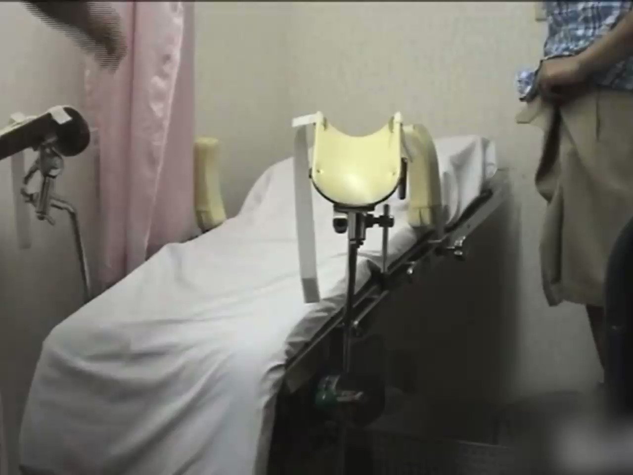 健診台　全裸 