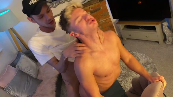 Nothing hotter than a lad that knows what he wants! Loved sliding my bareback dick deep inside @itsdeanyoung