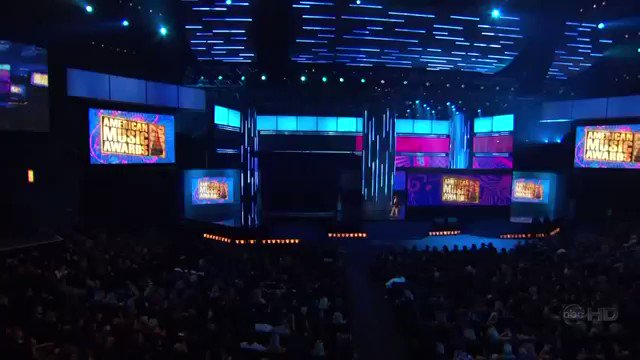 RT @VocalFenty: Umbrella- Rihanna ( American music awards, 2007) https://t.co/cIc7QjAkpG