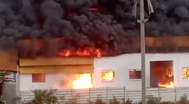 Fire breaks out at a chemical factory in Kolhapur, Maharashtra. 

Four fire tenders at the spot. No reports of casualties yet. https://t.co/vyq9hl1pVv