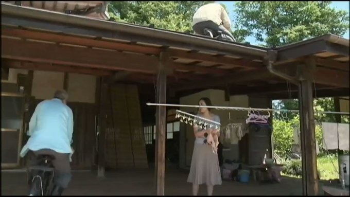 旦那は屋根を修理。嫁は洗濯物を干している最中、間男がやって来た。
納屋へ行くよう間男は合図する。
小走りで向かう人妻。
出会った瞬間、二人は燃え上がるようにセッ〇スを始める。
間男のギン立ちチ〇ポにむしゃりぶつく人妻。
そして間男をマ〇コに迎え入れ旦那にバレぬよう甘美の声を押し殺す。 https://t.co/hVWGdLPd6k