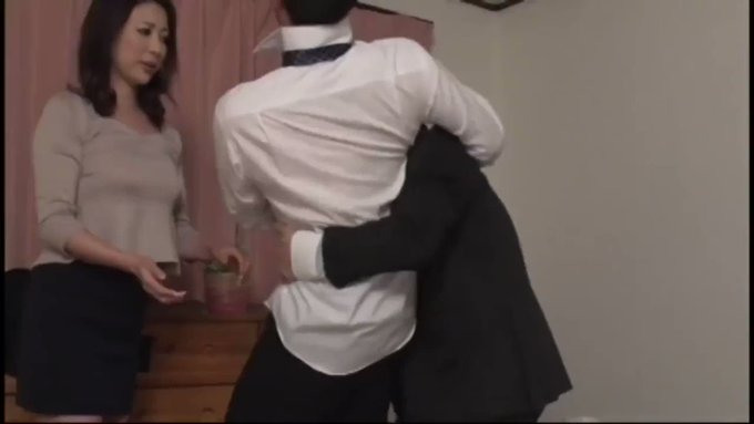 酔った上司を家まで送りベットへ倒れ込むとバランスを崩し奥様まで…咄嗟に支えるその手は、奥様の胸…。
しかしこれは、どうやら奥様からの誘ってサイン!!
帰り際に奥様にキスをすると、やはりやる気満々の奥様。
そのまま玄関でやっちました!! https://t.co/hCzK4dB0OO