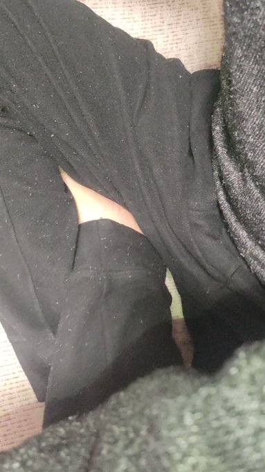 めっちゃ編集の邪魔してる😇笑  でも今日中には多分ファンクラブに動画をアップロードできると思います👣  ＃足フェチ ＃足コキ ＃足指 ＃恋足 ＃足交 ＃footjob ＃footfetish https://t<a href="/tag/footfetish"class="tags"><span>#footfetish</span></a><a href="/tag/footjob"class="tags"><span>#footjob</span></a><a href="/tag/%E8%B6%B3%E3%82%B3%E3%82%AD"class="tags"><span>#足コキ</span></a><a href="/tag/%E6%81%8B%E8%B6%B3"class="tags"><span>#恋足</span></a><a href="/tag/%E8%B6%B3%E6%8C%87"class="tags"><span>#足指</span></a><a href="/tag/%E8%B6%B3%E4%BA%A4"class="tags"><span>#足交</span></a>