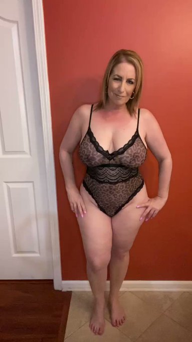 It’s ThirstyThursday and this 50 year old curvy Milf Cougar is extra thirsty today 😜😈 Retweet this if