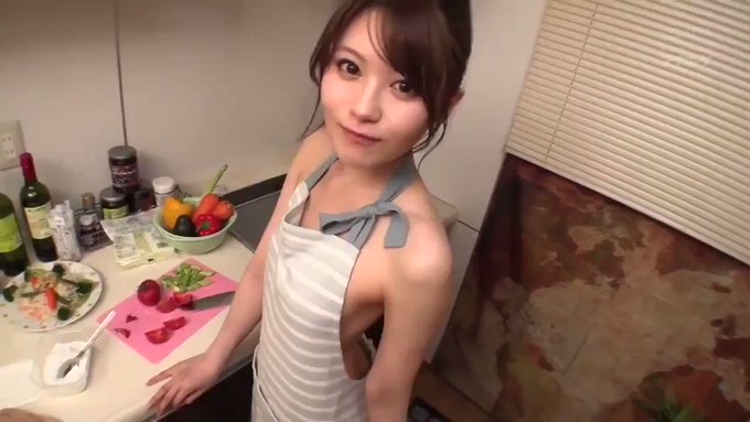 全裸エプロンの誘惑に理性を失い仕事があるのに何度も何度もヤリまくった1日。  
 
https://t.co/0gP4Uis77T