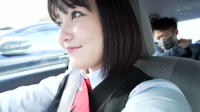 女性タクシードライバーだって・・

乗客を相手に世間話をするのも仕事のタクシードライバーだってムラムラする時ってあるんだね。って思い知らされてくれる作品です。

剛毛をアピールするかのように男性を翻弄して、自分のペースに持っていく彼女に一言。
『あっぱれ』です。 https://t.co/KERTNgXdkN