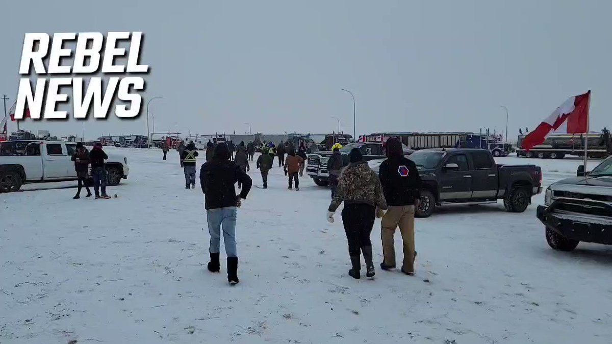 Epic Footage: Canadian Police Flinch In Standoff With Truckers Blocking Border XbelRhvO0nf0gCvN
