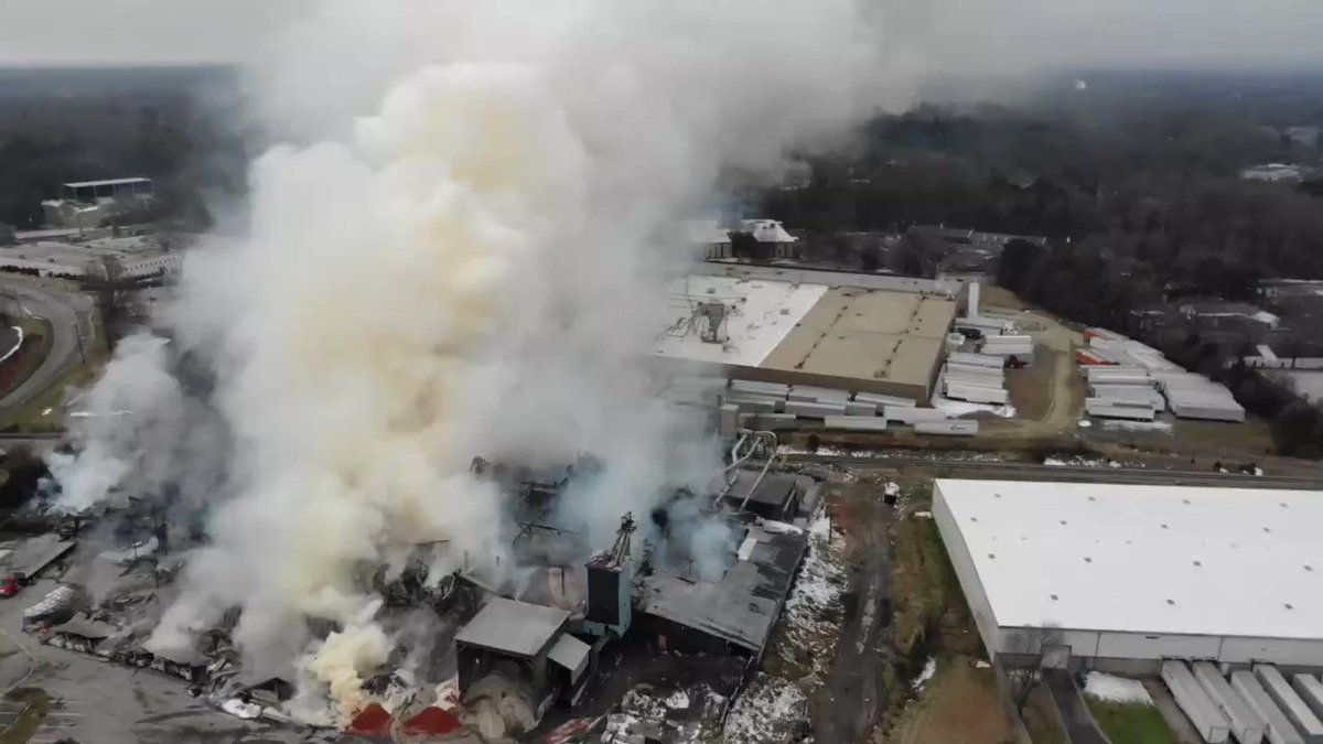 FERTILIZER PLANT FIRE: Aerial footage captured thick smoke rising from a Weaver Fertilizer plant in Winston-Salem, NC Tuesday after a fire broke out Monday evening and raised fears of an explosion.

LATEST: https://t.co/st2KinV3yD
VIDEO: Winston-Salem Fire Dept via Storyful https://t.co/huVqyD1Hxe