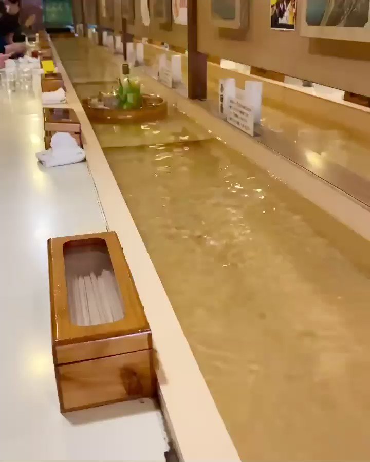 喫茶店「どんぐり」では、注文したスイーツが桶に入ってリバーカウンターを流れてくるってよ‼