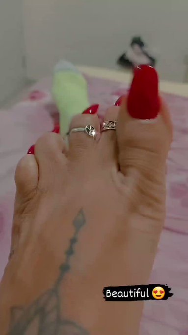 Hello how are my babies? Getting ready for the weekend guys? #redtoes #sexymilf https://t.co/JuE0Rj5
