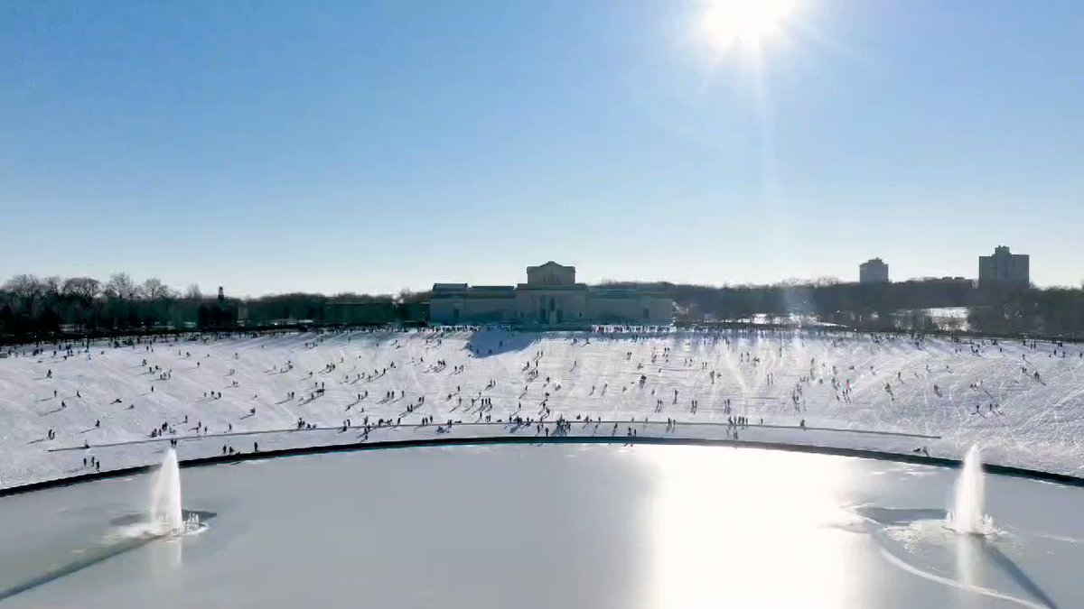 セントルイスでソリ滑りといえばアートミュージアムからの下り坂「アートヒル」なんだけど、ドローンのビデオがすごい❄️ 