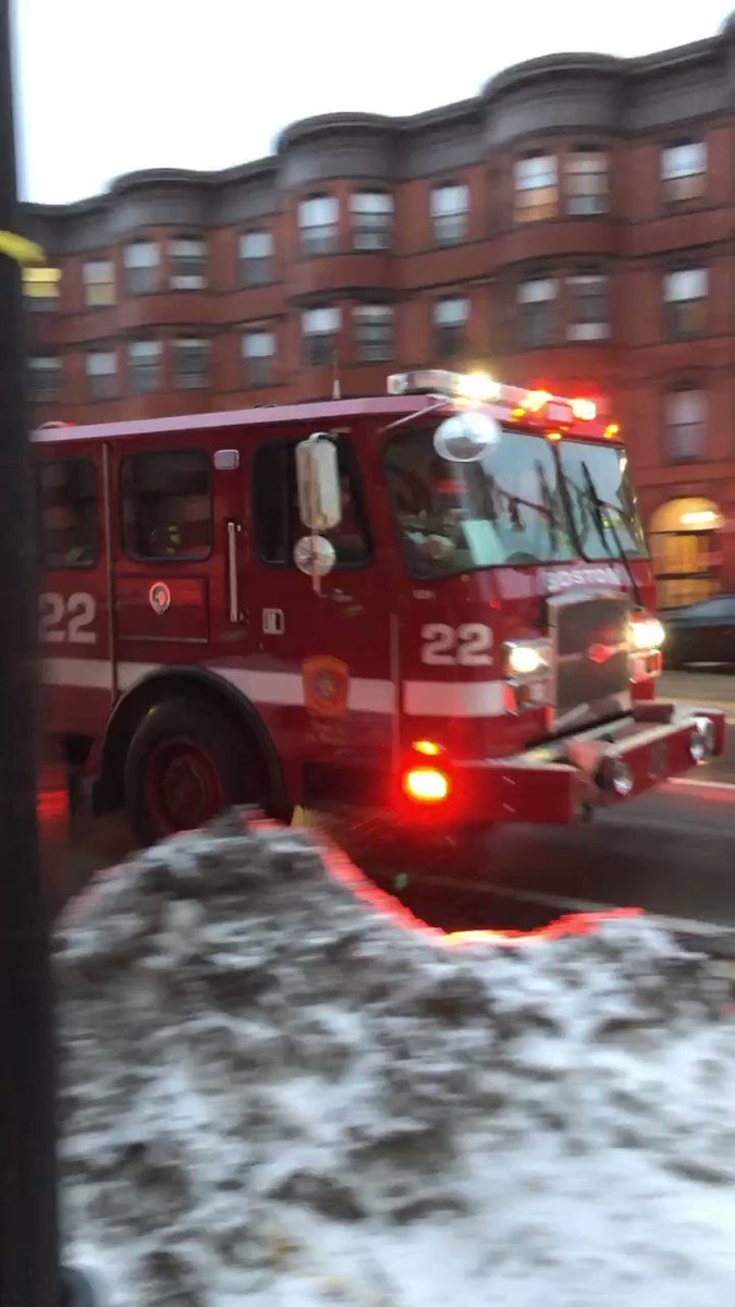 RT @857FirePhotos: Rainy afternoon in Fire District 4 - BFD Engine 22 takes a still on Mass ave https://t.co/BiRlJ3ckRS