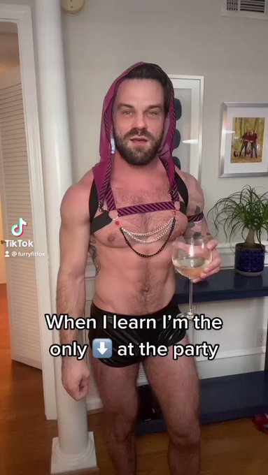 Hold my wine glass, you’re about to see something impressive ?? @scallysex @thexxlmen @HotMaleStuds @GAYXXXBLOG