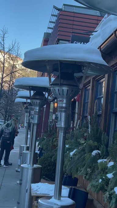 The only way to shop while in #Aspen https://t.co/7q7YTc69I3
