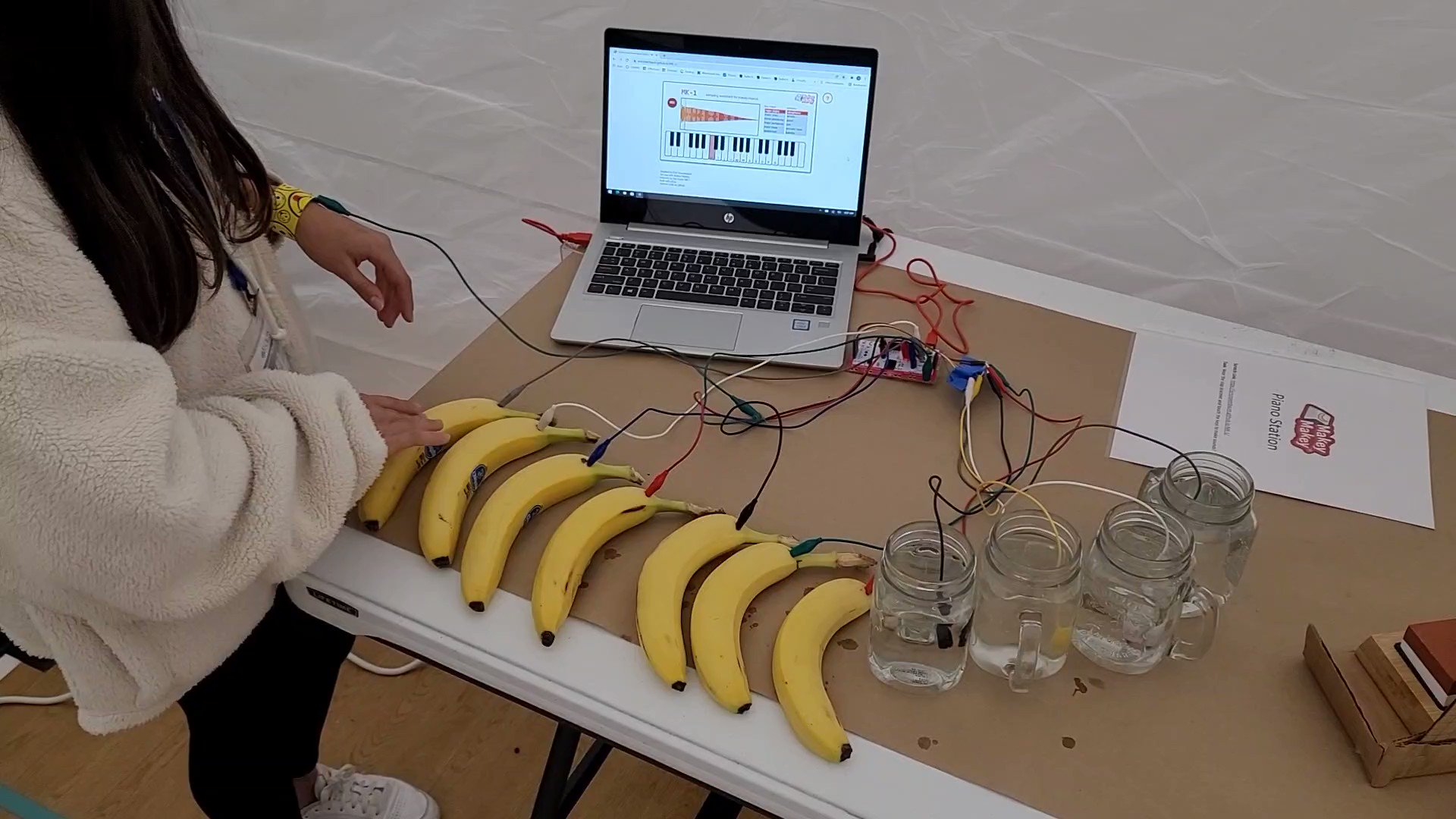 Jacob Radcliffe on Twitter: "Awesome demo of the banana piano! @makeymakey  https://t.co/U685JNmRrp" / Twitter