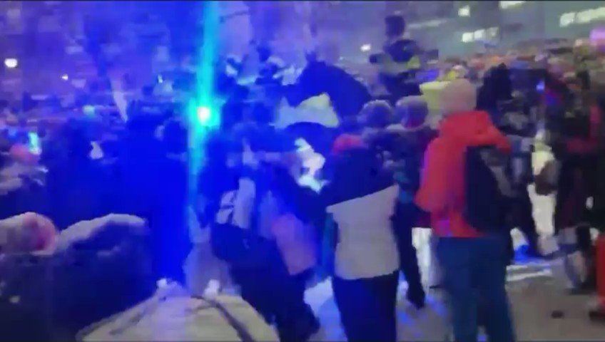 #Finland freedom protesters surround police officers

#Helsinki https://t.co/o4FMlvqapw