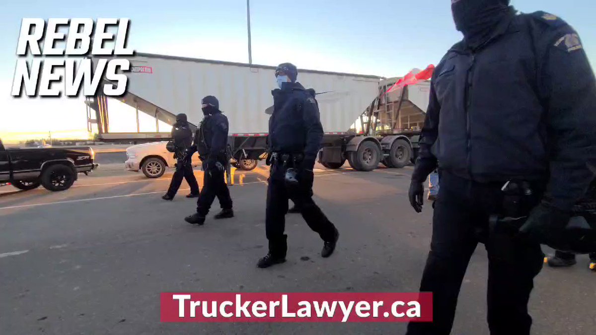 Convoy Protesters Near Alberta Border Crossing Unite to Face Down the Police – All Link Arms, Refuse to Budge LmA0uPFWazlsFMxu