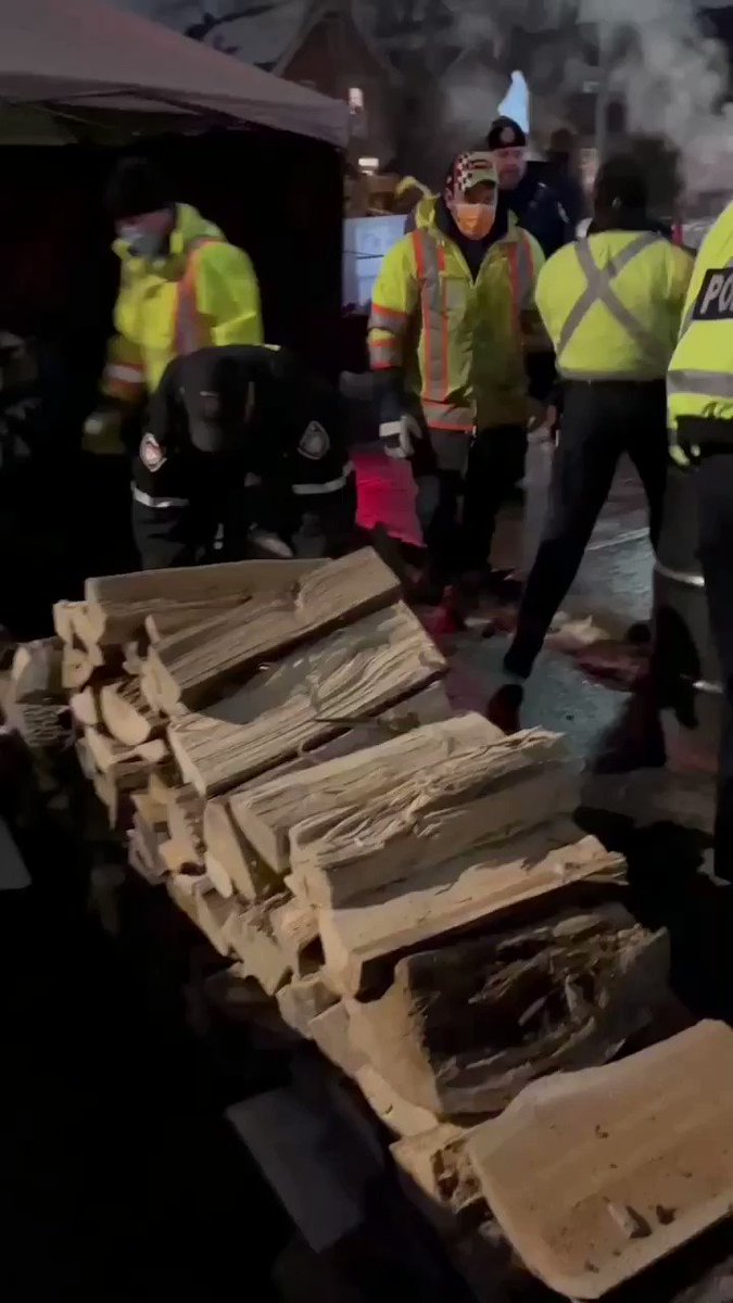 RT @TheMarieOakes: The Ottawa police confiscating fire wood from Freedom Convoy protesters. https://t.co/o9JMDN9HlS