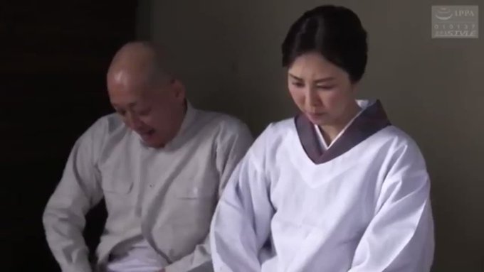 夫が病気で寝たきりの人妻。
しかし、保険や役所の手続き野菜の差し入れなど何かと周囲の男性が手助けしてくれる。
それは見返りを求めてのものだった。
その見返れとは…。 https://t.co/2aaNZ37Eka