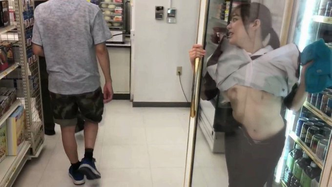 コンビニで働く女の子のま○ことおっ〇いを遊び道具にして、ひたすらふざけまくる！ https://t.co/ntyYeTQrg0