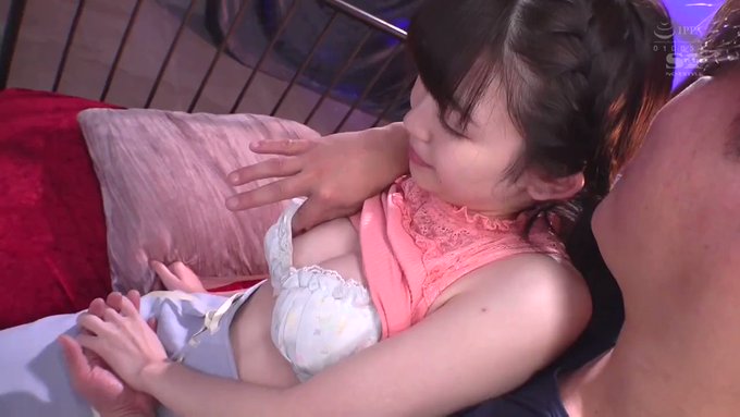 儚げな表情を浮かべる彼女をビンビンチ○ポで突きまくる(*´艸｀*) https://t.co/ougirwVlsA