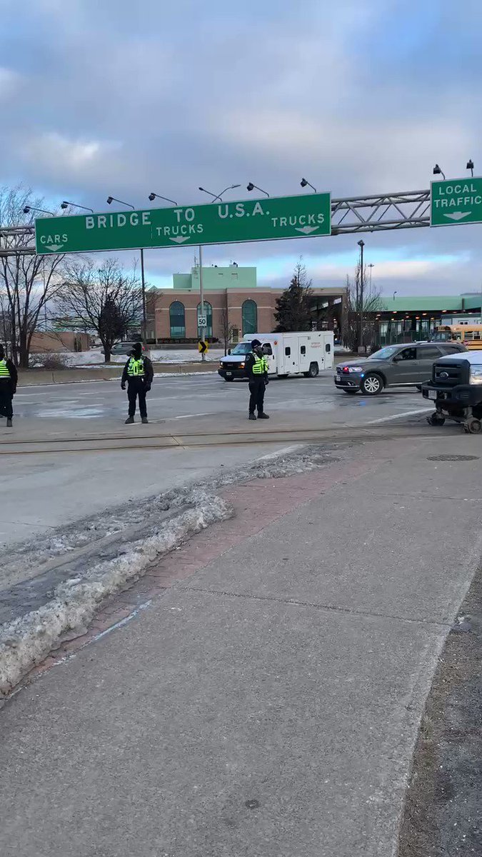 Police Evict Freedom Convoy Anti-Vax Mandate Demonstrators and supporters From key Bridge at US-Canada Border XRUVHiJhPzJippPN