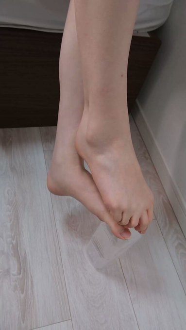 そして動画撮影が終わった後にベッドでくつろいでたら、唐突にペットボトルを持って現れる彼😅  ツイッターには動画長すぎて全編投稿できなかったです🙇&zwj;♀️  #足フェチ #生足 #裸足 #legs #feet<a href="/tag/%E8%B6%B3%E3%83%95%E3%82%A7%E3%83%81"class="tags">#足フェチ</a><a href="/tag/legs"class="tags"><span>#legs</span></a><a href="/tag/footfetish"class="tags"><span>#footfetish</span></a><a href="/tag/feet"class="tags"><span>#feet</span></a><a href="/tag/%E8%A3%B8%E8%B6%B3"class="tags"><span>#裸足</span></a><a href="/tag/%E7%94%9F%E8%B6%B3"class="tags"><span>#生足</span></a><a href="/tag/%E6%81%8B%E8%B6%B3"class="tags"><span>#恋足</span></a><a href="/tag/%E7%BE%8E%E8%B6%B3"class="tags"><span>#美足</span></a><a href="/tag/%EB%B0%9C%ED%8E%98%ED%8B%B0%EC%89%AC"class="tags"><span>#발페티쉬</span></a>