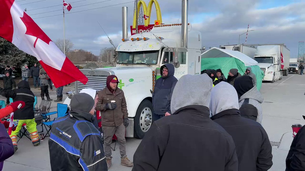 Police Evict Freedom Convoy Anti-Vax Mandate Demonstrators and supporters From key Bridge at US-Canada Border 2j4E8xPSUQO-p7XE