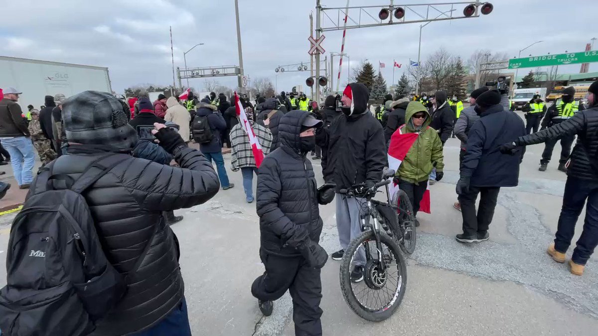 Police Evict Freedom Convoy Anti-Vax Mandate Demonstrators and supporters From key Bridge at US-Canada Border VYY2X3OYA1WKeCEt