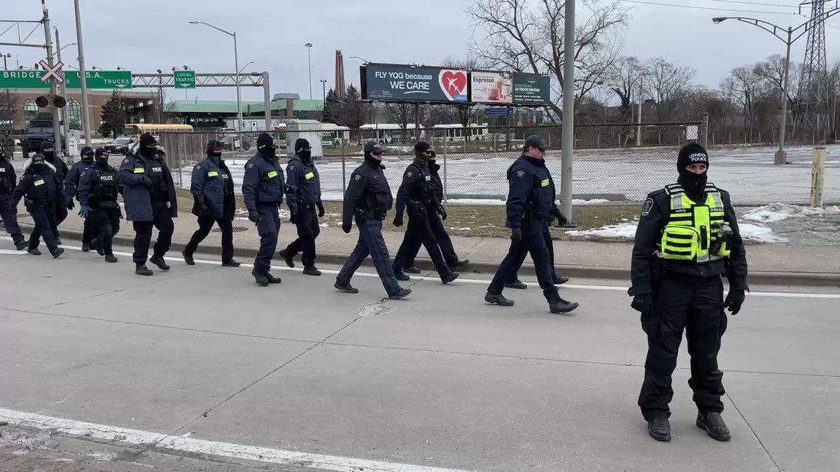 Police Evict Freedom Convoy Anti-Vax Mandate Demonstrators and supporters From key Bridge at US-Canada Border 8Jj7bu-6Qga3EVho