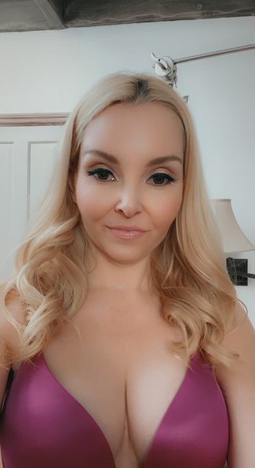 But I only took pics/vids of myself.. how conceited!???‍♀️ https://t.co/V99TukjHOh