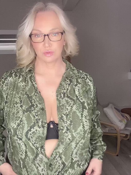 Are you a naughty boy? RT if my naughty boy 💋https://t.co/pUEa9tLrwb https://t.co/OORt6UZb2Z<a href="/tag/sundayvibes"class="tags"><span>#sundayvibes</span></a><a href="/tag/nsfwtw"class="tags"><span>#nsfwtw</span></a><a href="/tag/maturemother"class="tags"><span>#maturemother</span></a>