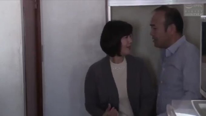 不倫関係にあった男と女。密に逢瀬を重ねていたが、女は旦那の転勤で九州へ…。
一月後、男の家の留守電に件の女から留守電が…。
明日家を訪れるという内容。
そして翌日、女はやって来た。
およそ一月ぶりの再会。
久しぶりの再会に燃え上がる二人は激しく交わるのであった…。 https://t.co/qQg8TVBlcq