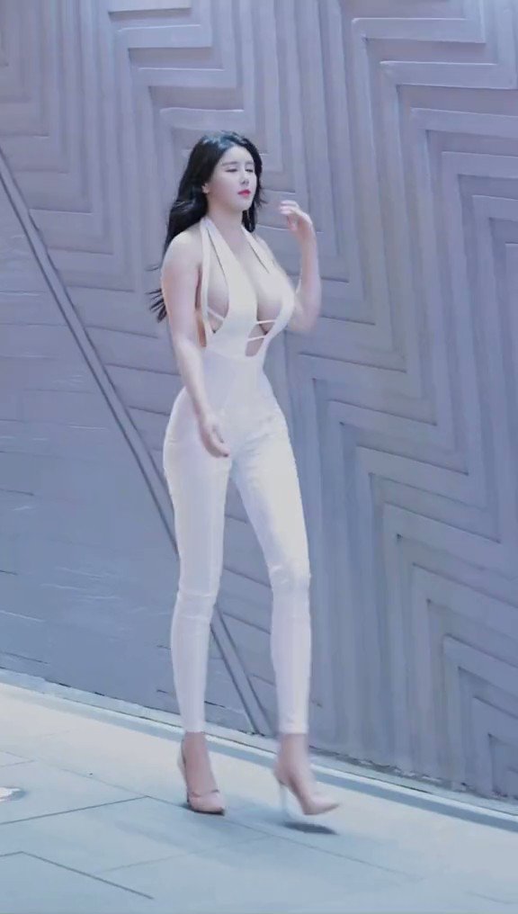 街拍 大乳  / X