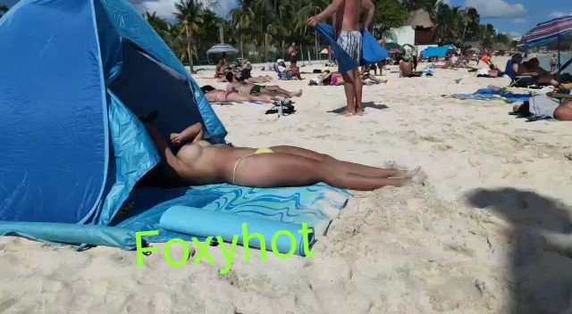 Super lindo tomar el sol en la playa 😈🌴
Que rico sentir sus miradas de morbo 😈
#Foxyhot
#nudistgirl 
#exhibitions