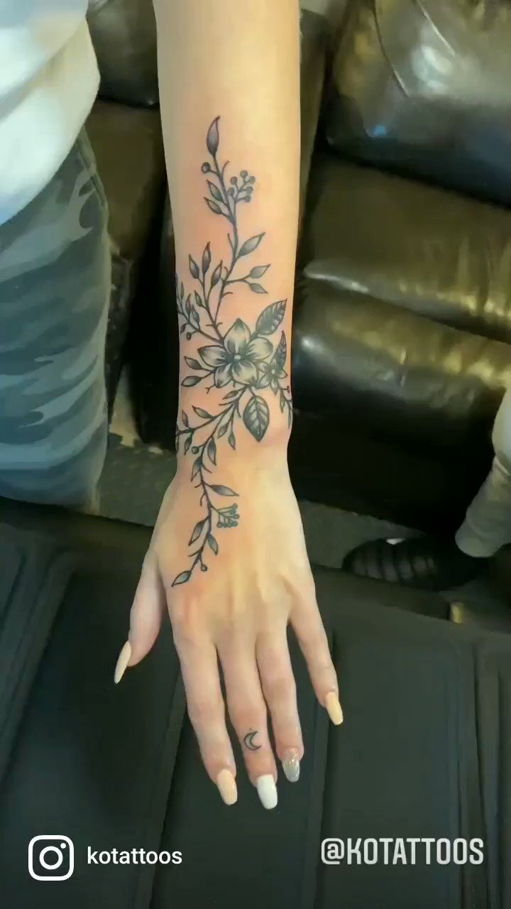 27 Attractive Flower Wrist Tattoos You CanT Take Your Eyes Off  Psycho  Tats