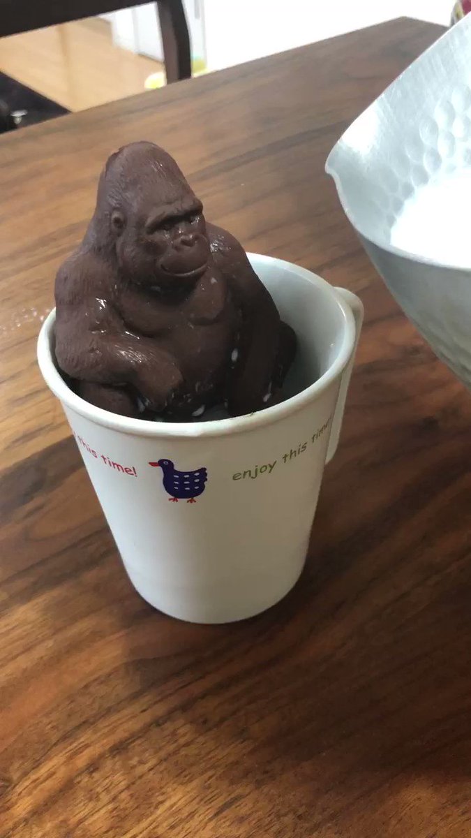 ゴリラのチョコレート。牛乳に沈んでいく姿に「Ill be back」。