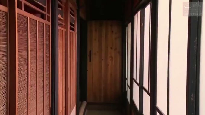 夫婦で訪れた温泉宿。
久しぶり家族風呂で盛り上がる夫婦。
しかし、部屋への帰り道。
男どもに襲われ別の部屋に連れ込まれてしまい、旦那は暴行を受け刃を向けれられ別の部屋へ…。
そして妻は、無粋な男どもに幾度も慰みものとして犯〇れてしまう…。 https://t.co/YYVidWxKgH