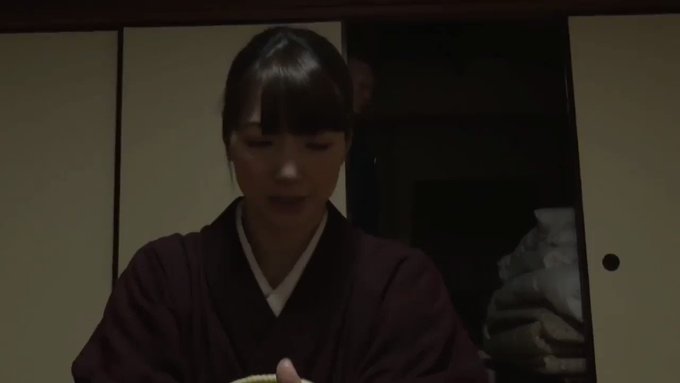 一仕事終え休憩を取る中居の背後に何やら怪しげな男。
中居も異常な雰囲気を察知。
だが、男にに脅され、別の部屋へ連れ込まれる。
着物を剥がされ、露わになる胸。
男は揉みしだく…。
そして布団に倒され今度はおマ〇コを舐めまわす。
そしていきり立つ男の肉棒が、嫌がる中居に突き刺さる…。 https://t.co/ZGVXoW2yfT