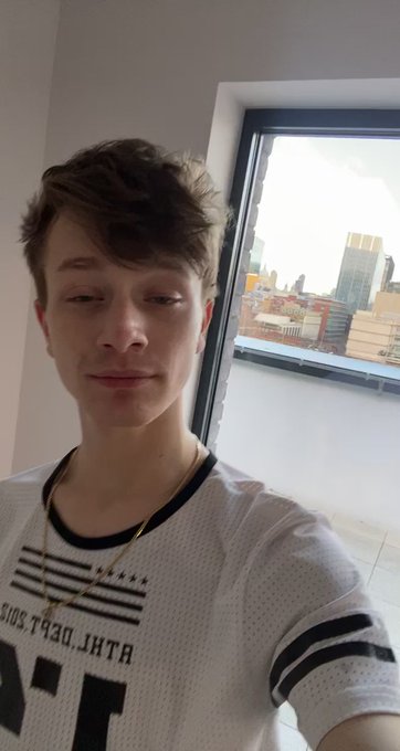 I’m a stoned whore with a good view 

Do you like it ? ; he was SO HUNG

Content coming today ♻️RT♻️