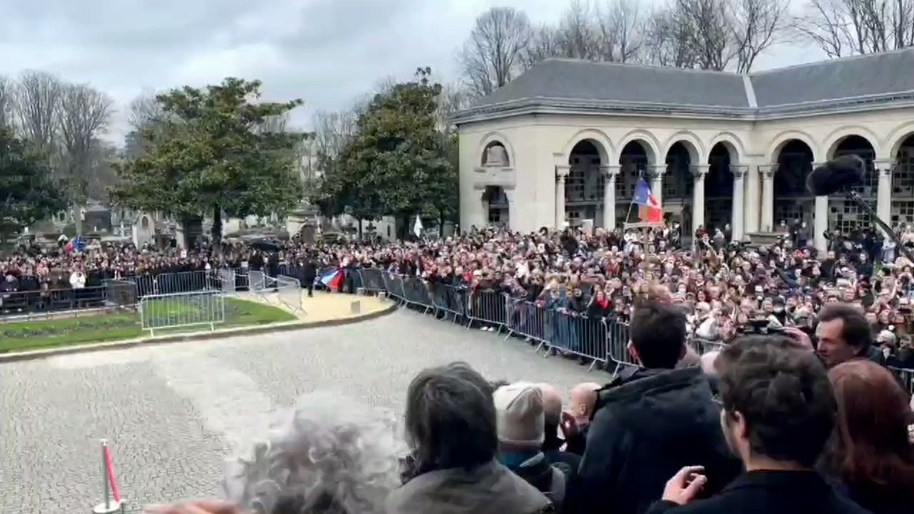 RadioGenova on Twitter: &quot;Thousands of people at the Père-Lachaise cemetery  in Paris to pay the latest tribute to Luc Montagnier, French biologist and  virologist and Nobel laureate in medicine. Respect.  https://t.co/D8J89WHVaH&quot; /