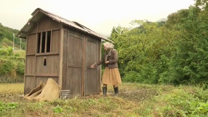 農機具置き場で待つ女。
先に着いた女は小屋の窓から外の様子を窺っている。
すると一人の男が小屋に近づいてくる。
どうやら逢引きのようだ。
出会ったふたり。すでに女の下半身は丸出しである。
男をはズボンを下げると既にいきり立つ肉棒が。
そして藁山に寝そべる女のマ〇コに突き立てる!! https://t.co/EXhYpBiMPU