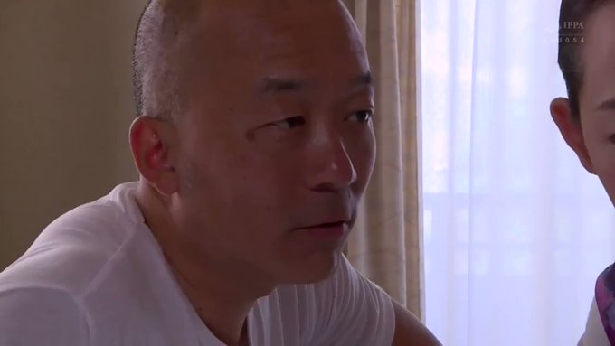 真面目だけど淡白な夫との暮らしに平穏を覚えつつも退屈を感じている妻。
ある日、義兄の哲雄が家に訪れて…。女遊びの激しい哲雄の誘いをかなは受け流すが、執拗に迫る彼に流され関係を持ってしまう。
夫とは違うツボを心得た愛撫、膣奥深くまで抉るようなピストンにかなは何度も絶頂を繰り返す…。 https://t.co/S9sd8CGEIq