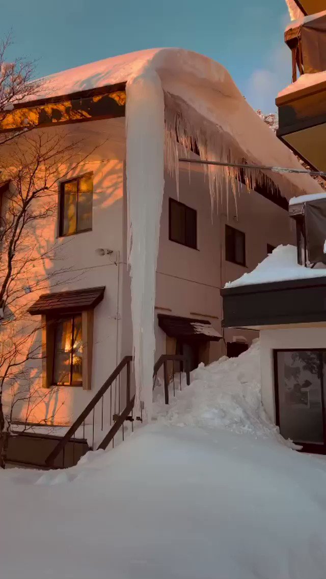 ホテルにできた巨大なツララが危険なので落とすよ という動画に驚き 予想外のやつでビックリした Togetter