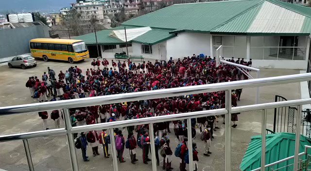 Social Distancing rule broken
@RamNathGovindIN @aajtak @ABPNews #SocialDistancing #HimachalPradesh 
Location-MRA DAV Public school ,Solan,Himachal pradesh
#socialguideline
#stopSchool
#CancelOfflineExams https://t.co/WiKGX6IUqN