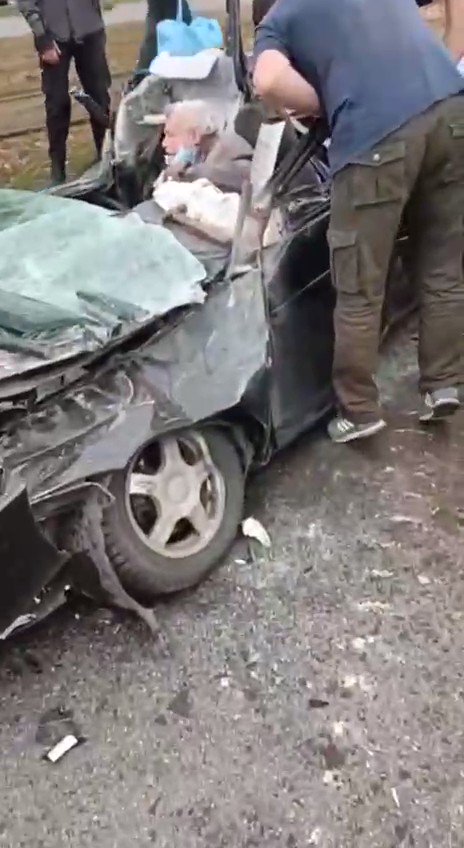 the-ukrainian-car-driver-is-alive-and-they-got-him-out-of-the-car